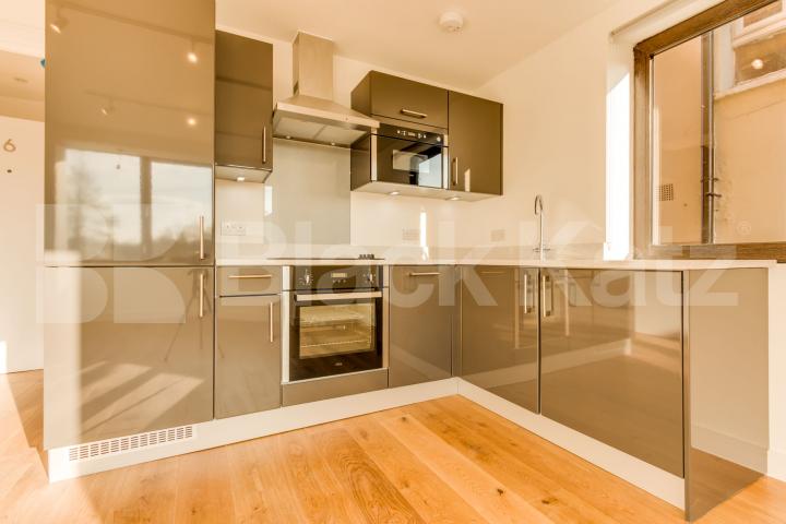 			PRICE REDUCTION, 2 Bedroom, 1 bath, 1 reception Apartment			 Pembroke, Muswell Hill